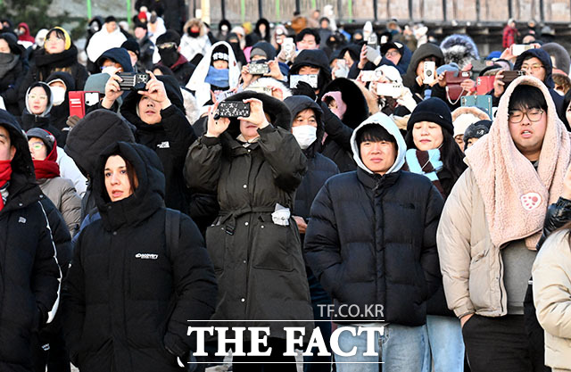 1일 오전 정동진 해수욕장을 찾은 시민들이 새해 첫 해를 카메라에 담고 있다. /강릉=이효균 기자