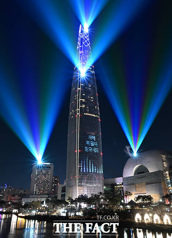 2026년 병오년(丙午年) 새해 첫 날인 1일 0시 서울 송파구 롯데월드타워 외벽에 불꽃과 프로젝션 레이저쇼가 펼쳐지고 있다. /박헌우 기자