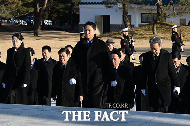 오세훈 서울시장이 새해 첫 날인 1일 오전 서울 동작구 국립서울현충원 현충탑에서 구청장들과 함께 참배를 마친 뒤 이동하고 있다. /배정한 기자