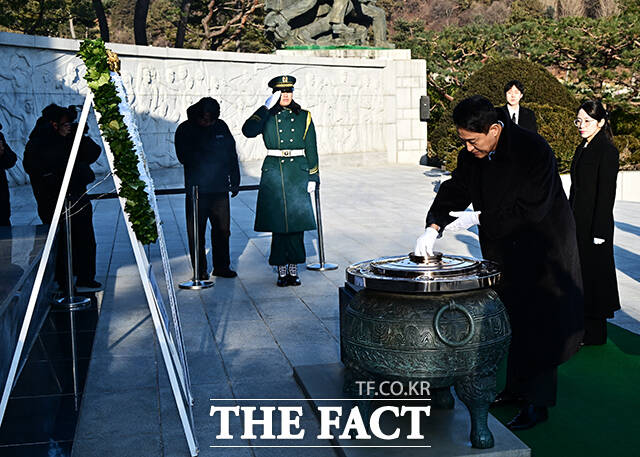 오세훈 서울시장이 새해 첫 날인 1일 오전 서울 동작구 국립서울현충원 현충탑에서 구청장들과 함께 참배를 마친 뒤 이동하고 있다. /배정한 기자