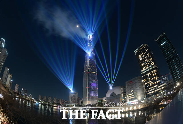 2026년 병오년(丙午年) 새해 첫 날인 1일 0시 서울 송파구 롯데월드타워 외벽에 불꽃과 프로젝션 레이저쇼가 펼쳐지고 있다. /박헌우 기자