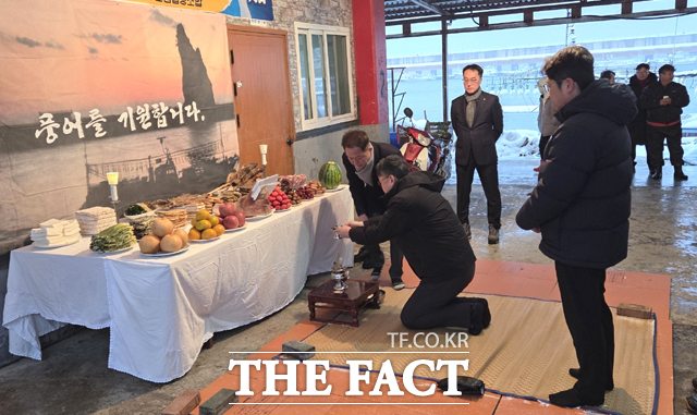 어업인들의 만선을 기원하는 풍어제 모습. /울릉군 수협