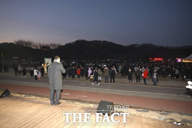 공주시민들이 병오년 해맞이를 하고 있다. /공주시