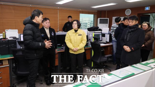김보라 안성시장이 1일 새해 첫 행보로 비상근무 현장을 찾아 시민 안전상황을 점검하고 있다. /안성시