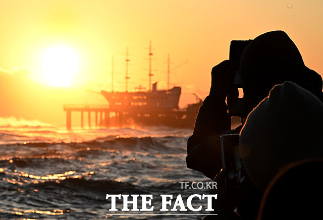 1일 오전 정동진 해수욕장을 찾은 시민들이 새해 첫 해를 카메라에 담고 있다. /강릉=이효균 기자