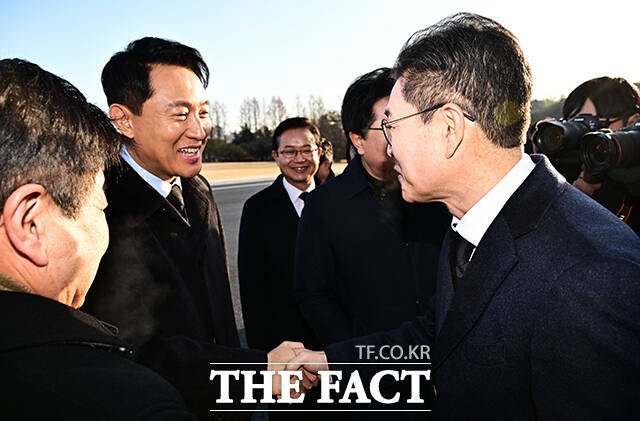 오세훈 서울시장(왼쪽)과 정원오 성동구청장이 새해 첫 날인 1일 오전 서울 동작구 국립서울현충원에서 인사를 하고 있다. /배정한 기자