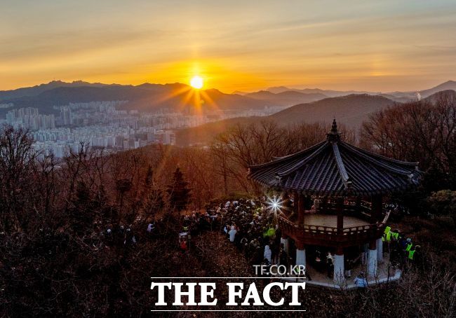 광명시 도덕산에서 시민들이 해맞이를 하고 있다. /광명시