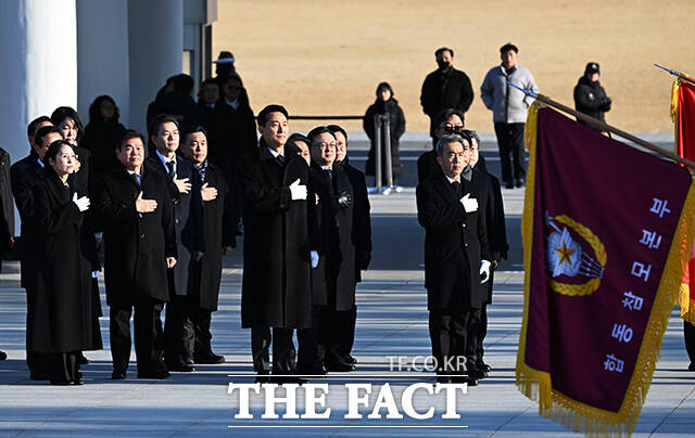 오세훈 서울시장이 새해 첫 날인 1일 오전 서울 동작구 국립서울현충원 현충탑에서 구청장들과 함께 참배를 마친 뒤 이동하고 있다. /배정한 기자