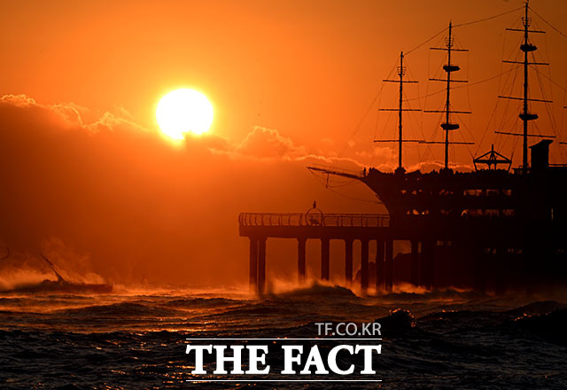 '붉은 말의 해' 병오년 첫날인 1일 오전 강원도 강릉시 정동진 해수욕장에서 새해 첫 해가 떠오르고 있다. /강릉=이효균 기자