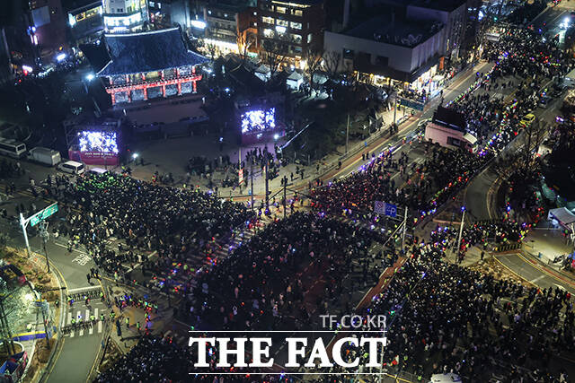 2026 병오년 새해를 맞은 1일 오전 서울 종로 보신각에서 열린 제야의 종 타종행사에 참석한 시민들이 새해를 맞이하고 있다. /뉴시스