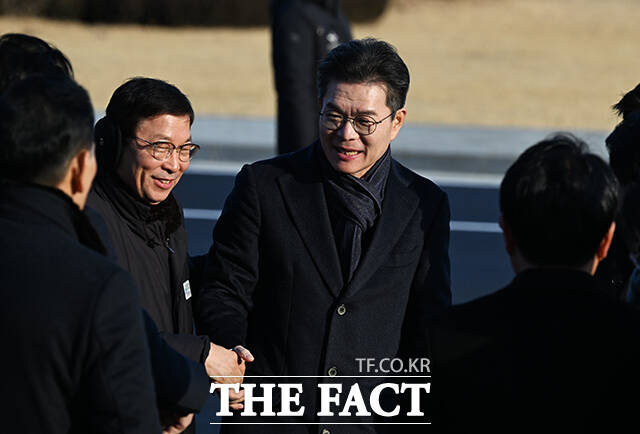 오세훈 서울시장(왼쪽)과 정원오 성동구청장이 새해 첫 날인 1일 오전 서울 동작구 국립서울현충원에서 인사를 하고 있다. /배정한 기자