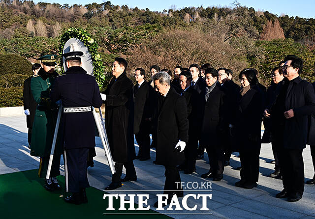 오세훈 서울시장이 새해 첫 날인 1일 오전 서울 동작구 국립서울현충원 현충탑에서 구청장들과 함께 참배를 마친 뒤 이동하고 있다. /배정한 기자