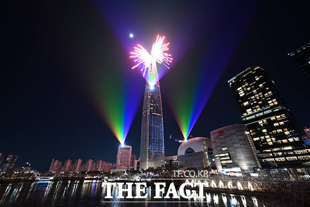 2026년 병오년(丙午年) 새해 첫 날인 1일 0시 서울 송파구 롯데월드타워 외벽에 불꽃과 프로젝션 레이저쇼가 펼쳐지고 있다. /박헌우 기자