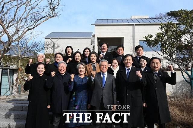 문재인 전 대통령을 예방한 조국혁신당 조국 대표와 의원들이 1일 경남 양산 평산마을에서 기념 촬영을 하고 있다. /조국혁신당 제공