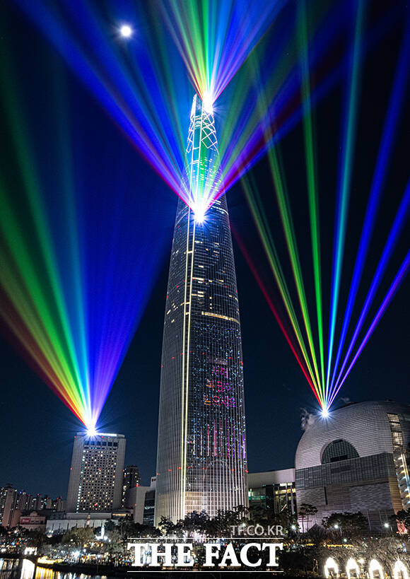 2026년 병오년(丙午年) 새해 첫 날인 1일 0시 서울 송파구 롯데월드타워 외벽에 불꽃과 프로젝션 레이저쇼가 펼쳐지고 있다. /박헌우 기자