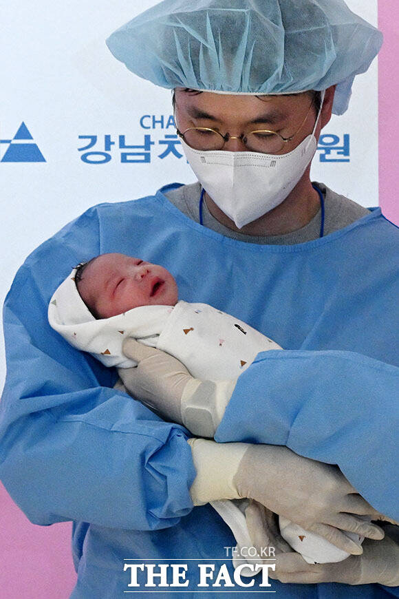 아빠 품에 안겨 2026년 병오년(丙午年) 새해를 알리는 쨈이(태명·왼쪽)와 도리(태명).