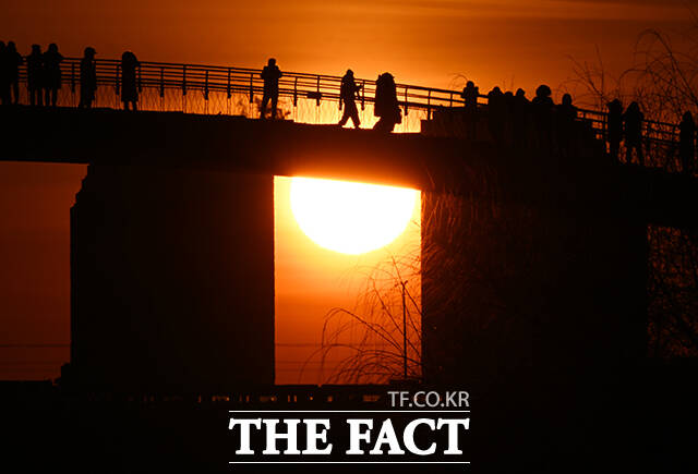 ‘붉은 말의 해’ 병오년 첫날인 1일 오전 서울 영등포구 선유도 공원에서 새해 첫 해가 떠오르고 있다. /배정한 기자