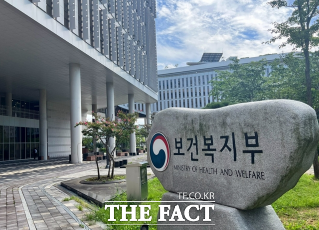 보건복지부는 2026년도 기초연금 선정기준액을 단독가구 월 247만원, 부부가구 월 395만2000원으로 결정한다고 1일 밝혔다. /더팩트 DB