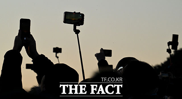 1일 오전 정동진 해수욕장을 찾은 시민들이 새해 첫 해를 카메라에 담고 있다. /강릉=이효균 기자