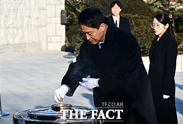 오세훈 서울시장이 새해 첫 날인 1일 오전 서울 동작구 국립서울현충원 현충탑에서 구청장들과 함께 참배를 마친 뒤 이동하고 있다. /배정한 기자