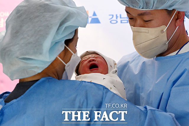 아빠 품에 안겨 2026년 병오년(丙午年) 새해를 알리는 쨈이(태명·왼쪽)와 도리(태명).