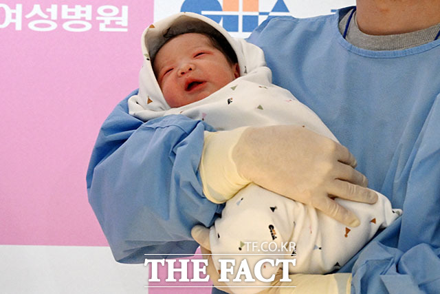 아빠 품에 안겨 2026년 병오년(丙午年) 새해를 알리는 쨈이(태명·왼쪽)와 도리(태명).