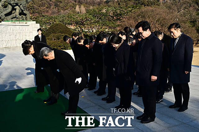 오세훈 서울시장이 새해 첫 날인 1일 오전 서울 동작구 국립서울현충원 현충탑에서 구청장들과 함께 참배를 마친 뒤 이동하고 있다. /배정한 기자