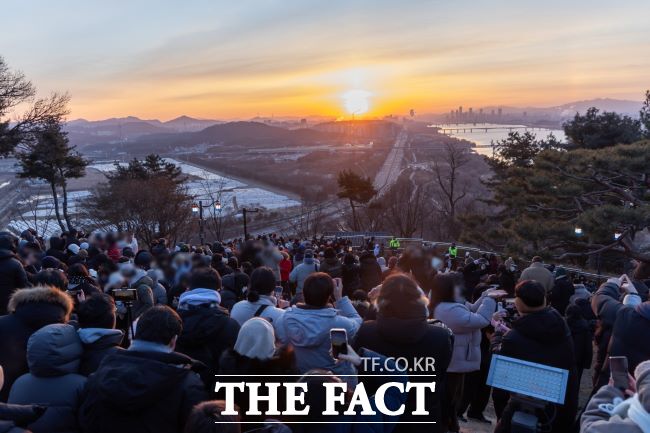 새해 첫날인 1일 행주산성에서 3년 만에 해맞이 행사가 열리고 있다. /고양시