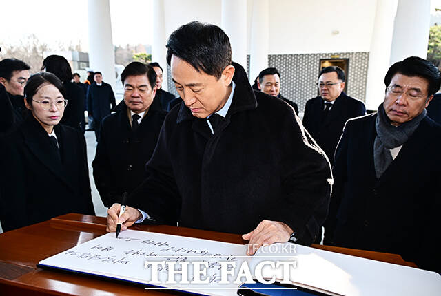 오세훈 서울시장이 새해 첫 날인 1일 오전 서울 동작구 국립서울현충원 현충탑에서 구청장들과 함께 참배를 마친 뒤 이동하고 있다. /배정한 기자