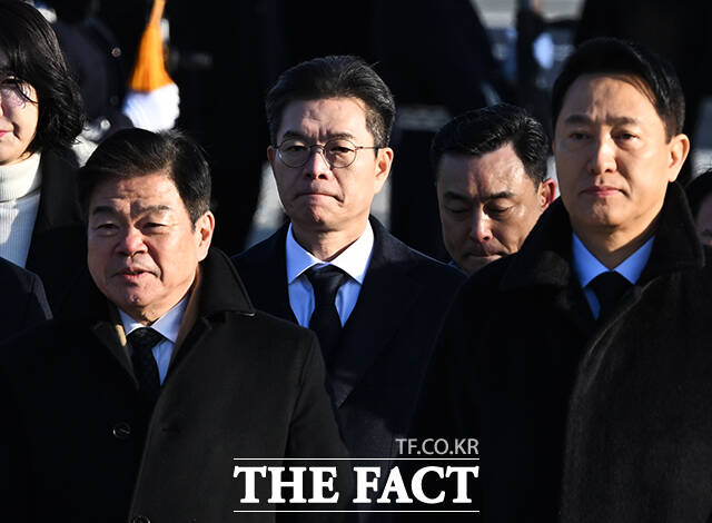 오세훈 서울시장(왼쪽)과 정원오 성동구청장이 새해 첫 날인 1일 오전 서울 동작구 국립서울현충원에서 인사를 하고 있다. /배정한 기자