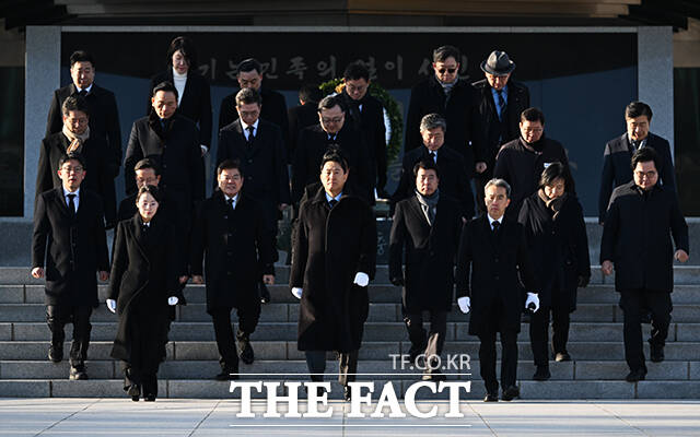 오세훈 서울시장이 새해 첫 날인 1일 오전 서울 동작구 국립서울현충원 현충탑에서 구청장들과 함께 참배를 마친 뒤 이동하고 있다. /배정한 기자