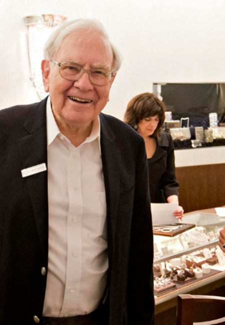 워런 버핏이 60년간 이끌어온 미국 투자회사 버크셔 헤서웨이 CEO 자리에서 공식 퇴임했다. /워런 버핏 트위터