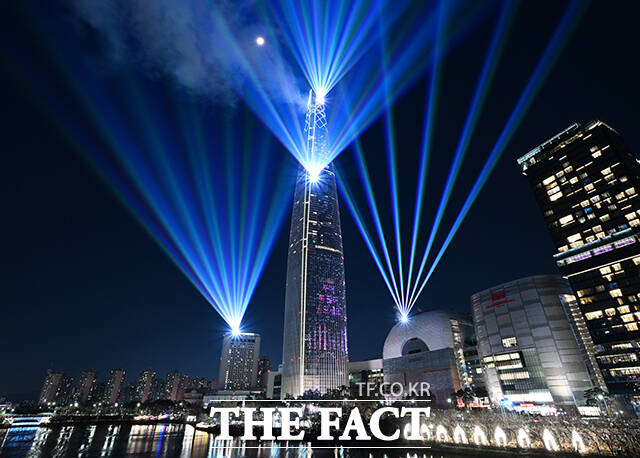 2026년 병오년(丙午年) 새해 첫 날인 1일 0시 서울 송파구 롯데월드타워 외벽에 불꽃과 프로젝션 레이저쇼가 펼쳐지고 있다. /박헌우 기자
