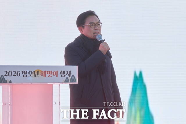 김석필 천안시장 권한대행 부시장이 삼거리공원에서 열린 해맞이 행사에 참석해 새해 인사를 하고 있다. /천안시