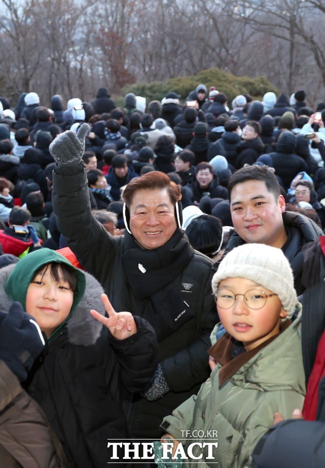박승원 광명시장이 새해 첫날인 1일 도덕산에서 시민들과 해맞이를 하고 있다. /광명시