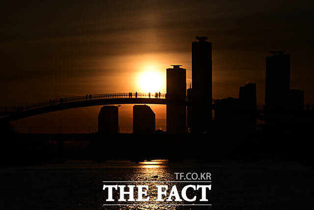 ‘붉은 말의 해’ 병오년 첫날인 1일 오전 서울 영등포구 선유도 공원에서 새해 첫 해가 떠오르고 있다. /배정한 기자