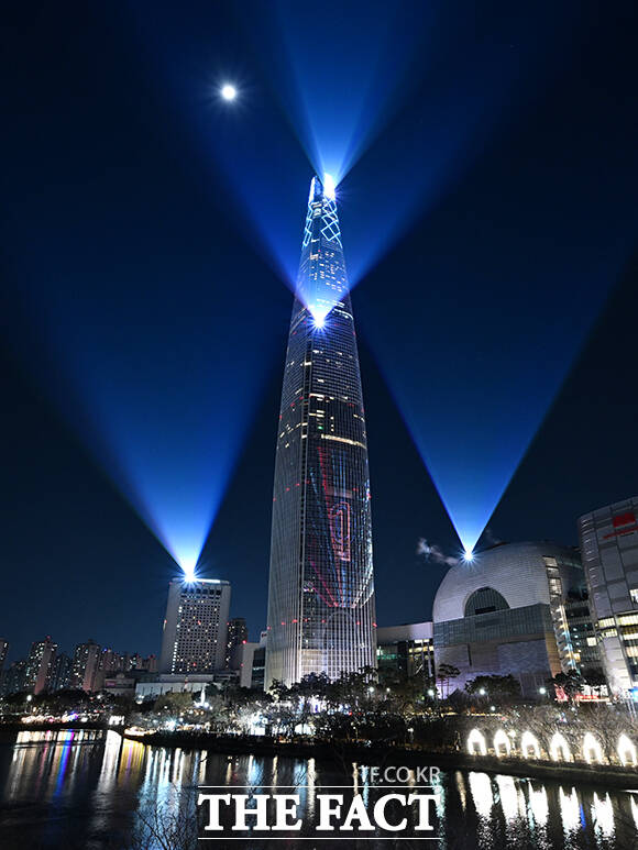 2026년 병오년(丙午年) 새해 첫 날인 1일 0시 서울 송파구 롯데월드타워 외벽에 불꽃과 프로젝션 레이저쇼가 펼쳐지고 있다. /박헌우 기자