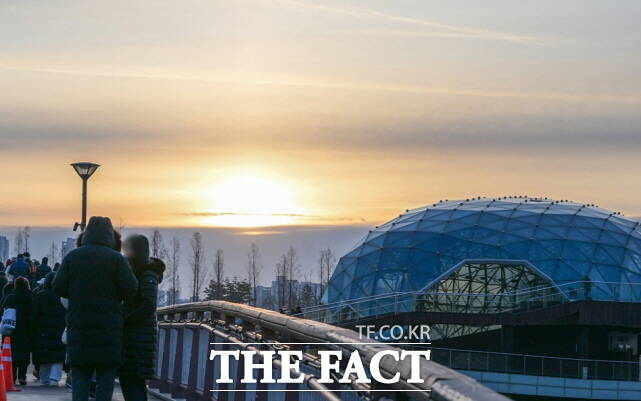 세종시가 1일 오전 6시 세종호수공원에서 시민과 함께 해맞이 행사를 열고 있다. /세종시