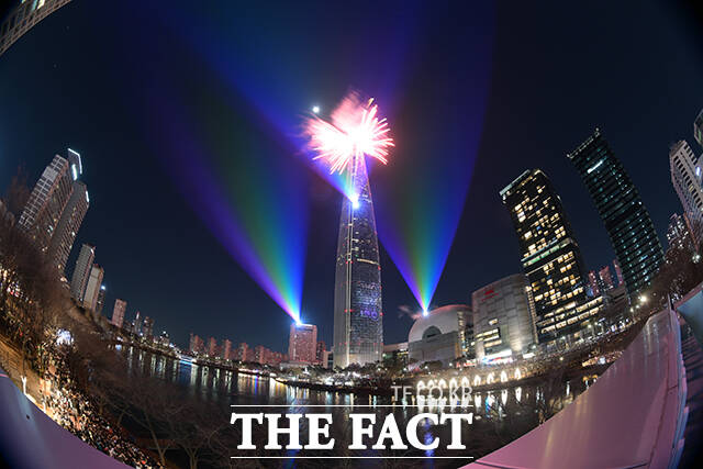 2026년 병오년(丙午年) 새해 첫 날인 1일 0시 서울 송파구 롯데월드타워 외벽에 불꽃과 프로젝션 레이저쇼가 펼쳐지고 있다. /박헌우 기자