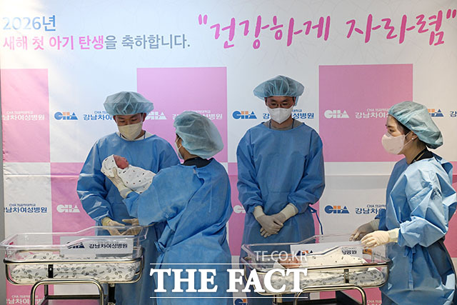 아빠 품에 안겨 2026년 병오년(丙午年) 새해를 알리는 쨈이(태명·왼쪽)와 도리(태명).