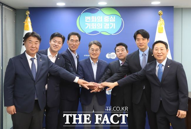 지난해 10월 2일 김동연 경기도지사와 고양,파주,김포 지역구 국회의원들이 일산대교 통행료 무료화 간담회를 한 뒤 기념 촬영을 하고 있다. /경기도