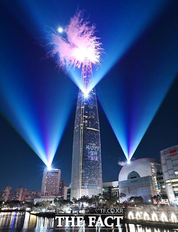 2026년 병오년(丙午年) 새해 첫 날인 1일 0시 서울 송파구 롯데월드타워 외벽에 불꽃과 프로젝션 레이저쇼가 펼쳐지고 있다. /박헌우 기자