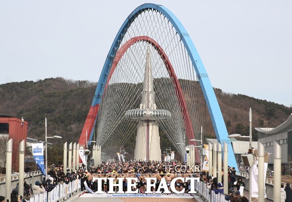 선양소주가 주최한 2026 선양 맨몸마라톤이 1일 전국에서 모인 2026명의 맨몸러들의 힘찬 함성 속에 오전 11시 11분 11초에 성황리에 개최됐다. /선양소주