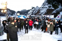  거센 눈보라 속에서도 희망은 솟았다…울릉도 병오년 해맞이 열기