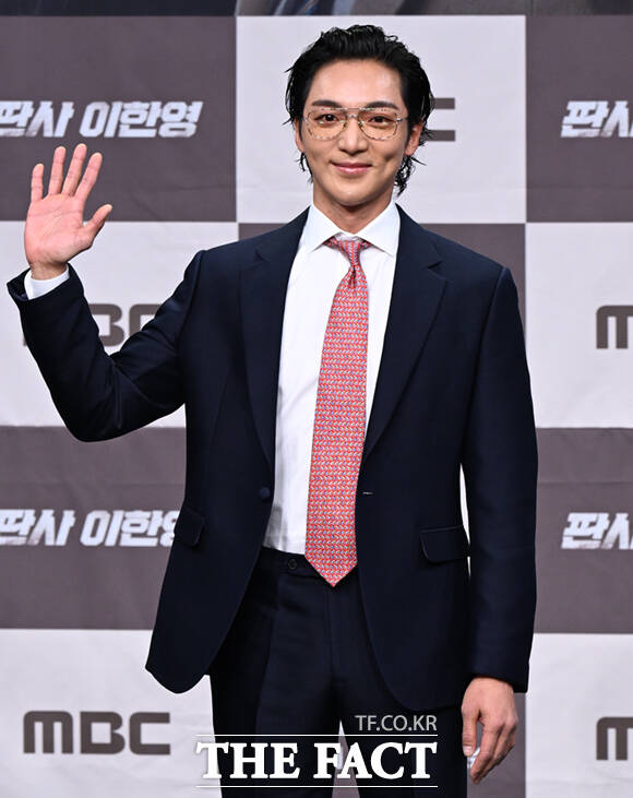 배우 황희와 오세영, 박희순, 이재진 감독, 지성, 원진아, 태원석, 백진희(왼쪽부터)가 2일 서울 마포구 상암 MBC에서 열린 MBC 새 금토드라마 '판사 이한영' 제작발표회에 참석해 포즈를 취하고 있다. /이새롬 기자