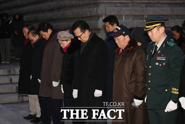 이재호 연수구청장(가운데)이 2일 인천상륙작전기념관 내 자유수호의탑을 찾아 헌화와 묵념을 하며 나라를 위해 희생한 순국선열과 호국영령의 넋을 기렸다. /연수구