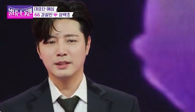 한때 라이브 카페에서 손님을 맞고 음식을 나르며 생계를 이어갔던 그는 기회가 있을 때마다 노래로 자신의 존재를 증명해왔다. 이는 트롯 오디션 도전의 밑거름이 됐다. 사진은 '불타는 트롯맨' 도전 당시. /뮤직월드