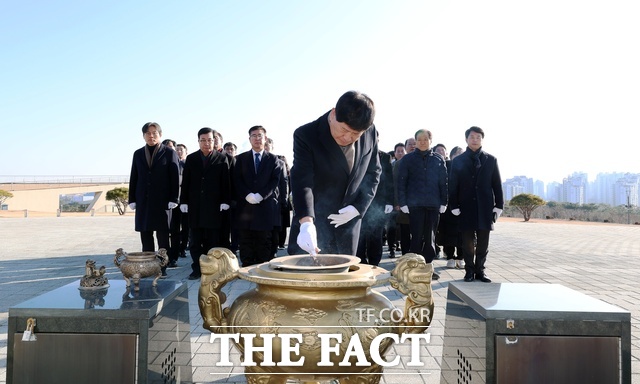 홍성현 충남도의회 의장이 2일 홍성군 충남보훈공원 충혼탑을 참배하고 있다. /충남도의회