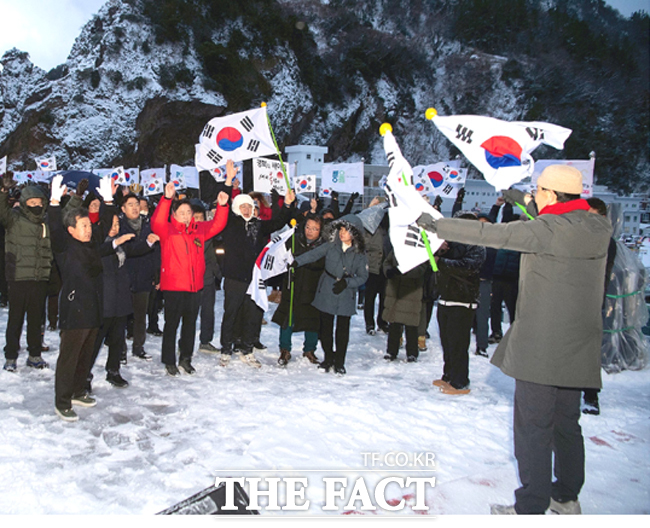 최경환 전 경제부총리(앞줄 붉은색 상의 착용)가 1일 울릉도 해맞이 행사에 참석해 만세를 부르고 있다. /독자 제공