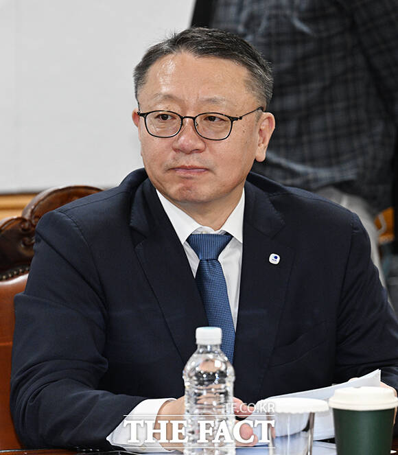 정진완 우리은행장이 2일 신년사를 통해 고객 확대, 수익 강화, 미래 성장, 책임 경영 등 네 가지 전략 방향을 제시했다. /박헌우 기자